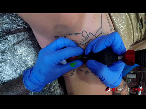❤️ Fìor tattooed hottie Sully Savage fhuair tattoo air a clitoris ❌ Bhidio porn aig gd.vegasservice.ru ❌
